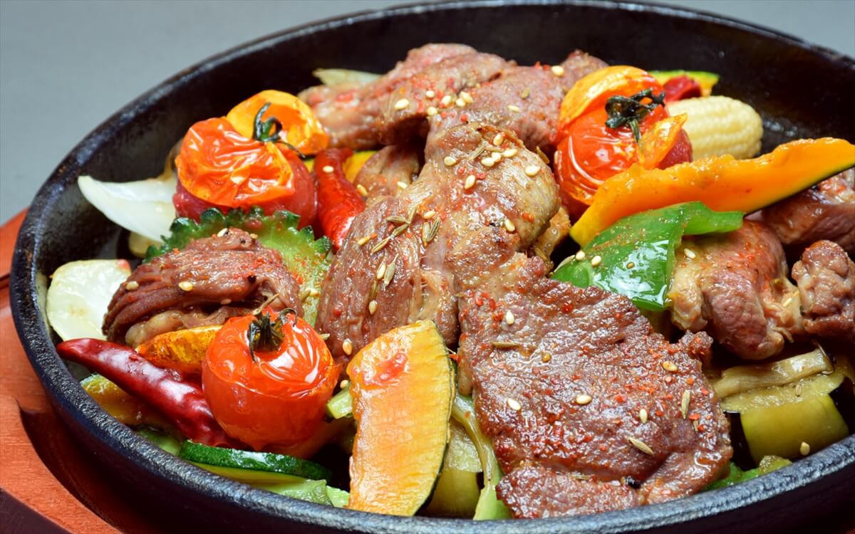ヘルシーラム肉と季節野菜の鉄鍋スパイスグリル
